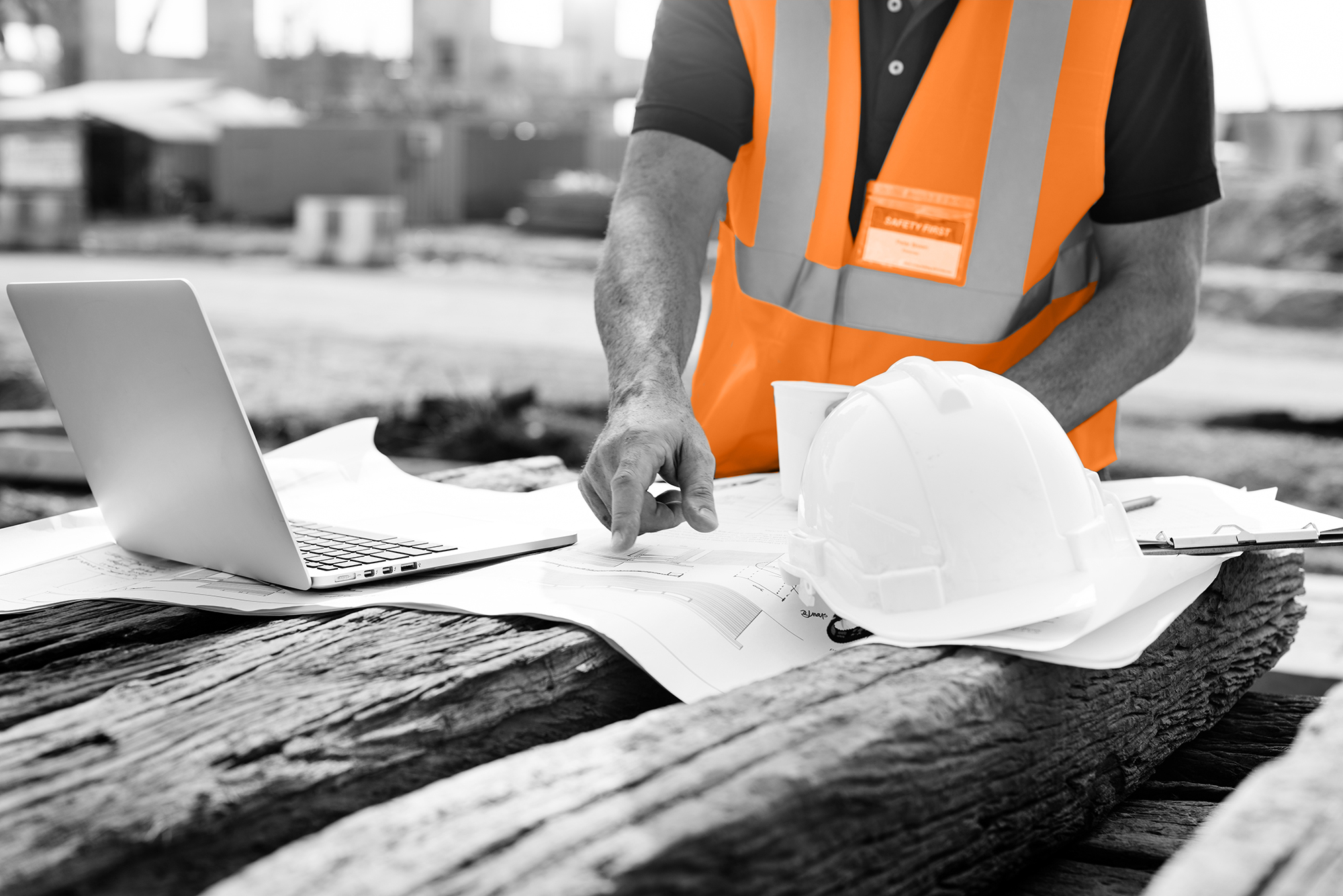 Homem fazendo boas práticas para planejamento de obra