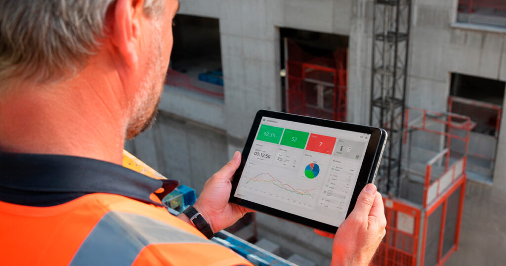 Gestor de construtora analisando indicadores de gestão da construção civil em dashboard de obra no tablet