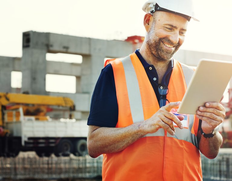 Engenheiro usando plataforma online para gestão de obra