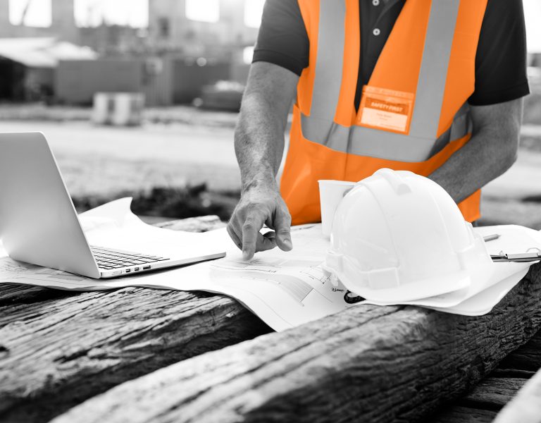 Homem fazendo boas práticas para planejamento de obra